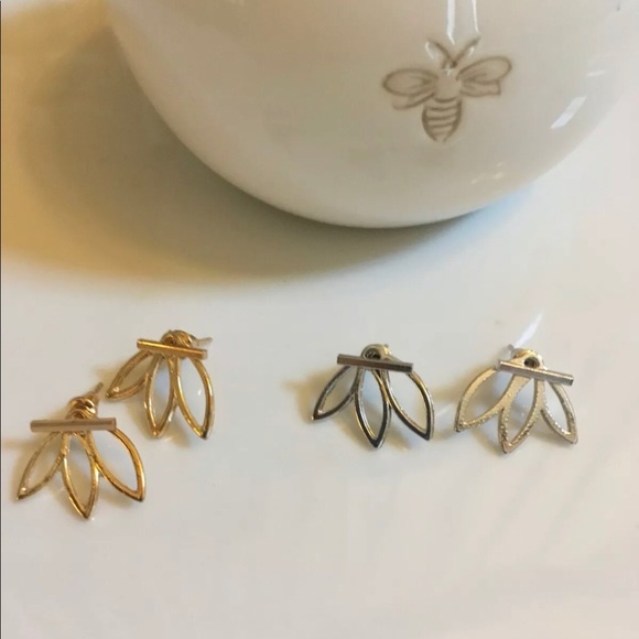 Dainty Lotus Flower Bar Stud Earrings Gold Silver - Picture 3 of 7